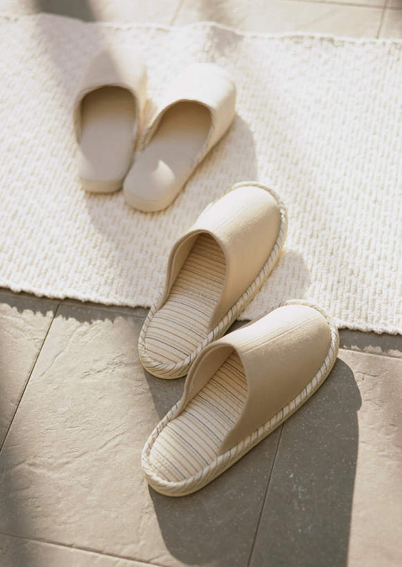 无人,竖图,俯视,室内,特写,白天,建材,地毯,建筑,静物,鞋子,阴影,装饰,编织,光线,材料,瓷砖,地砖,影子,手工艺品,织物,地面,两束,墙砖,白色,阳光,工艺品,拖鞋,建造,华丽,修饰,点缀,衬托,美观,雅致,雅观,彩图,高角度拍摄,墙面砖