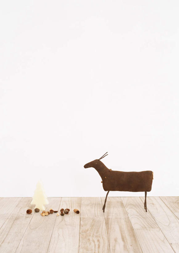 无人,站,竖图,室内,白天,正面,幸福,植物,桌面,桌子,哺乳动物,鹿,野生动物,蜡烛,圣诞节,节日,庆祝,木制,墙,坚果,果实,圣诞树,文化,果壳,墙壁,墙面,树,树木,一只,绿色,白色,自然,动物,木制品,干果,站着,庆典,可爱,活泼,生长,成长,纪念,吉祥,进取,角鹿,烛炬,驯鹿,站立,彩图