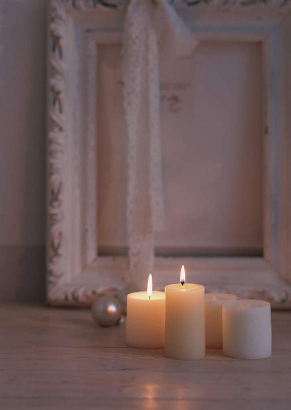 无人,竖图,室内,白天,正面,蜡烛,圣诞节,许多,阴影,节日,庆祝,装饰,光线,火焰,影子,烛光,墙,燃烧,文化,墙壁,墙面,画框,白色,点燃,庆典,纪念,华丽,修饰,点缀,衬托,美观,雅致,雅观,彩图