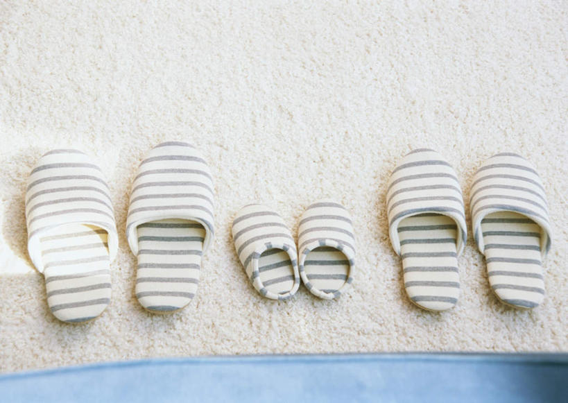 无人,横图,俯视,室内,特写,白天,地毯,静物,鞋子,三双,一排,阴影,条纹,整齐,装饰,编织,反射,影子,手工艺品,织物,排列,工艺品,拖鞋,华丽,修饰,点缀,队列,衬托,美观,雅致,雅观,彩图,高角度拍摄