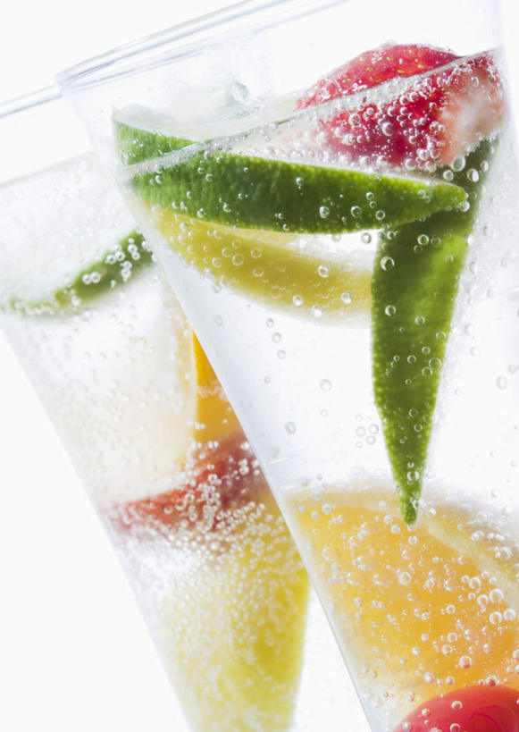 无人,竖图,室内,特写,白天,白色背景,正面,水,苹果,草莓,浆果,柠檬,杯子,水果,切开,波纹,新鲜,透明,液体,气泡,水滴,生食,汽水,食品,果实,涟漪,漩涡,饮品,两杯,水泡,玻璃制品,水珠,食物,饮料,两个,黄色,红色,绿色,水纹,泡泡,水杯,碳酸饮料,雪碧,青苹果,切,摄影,有机食品,绿色食品,影棚,圆弧,可口,剖面,切面,适口,玻璃杯,益母果,洋莓,水果皇后,柠果,红莓,地莓,彩图,影棚拍摄,拍摄,荷兰水