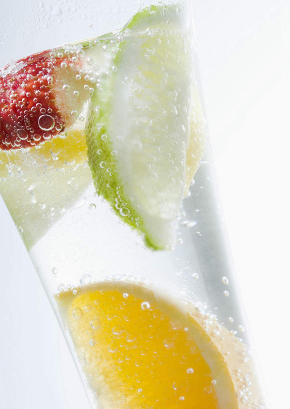 无人,竖图,室内,特写,白天,白色背景,正面,水,苹果,草莓,浆果,柠檬,杯子,水果,切开,波纹,新鲜,透明,液体,气泡,水滴,生食,汽水,食品,果实,涟漪,漩涡,饮品,一杯,水泡,玻璃制品,水珠,食物,饮料,一个,黄色,红色,绿色,水纹,泡泡,水杯,碳酸饮料,雪碧,青苹果,切,摄影,有机食品,绿色食品,影棚,单个,圆弧,可口,剖面,切面,适口,玻璃杯,益母果,洋莓,水果皇后,柠果,红莓,地莓,彩图,影棚拍摄,拍摄,荷兰水