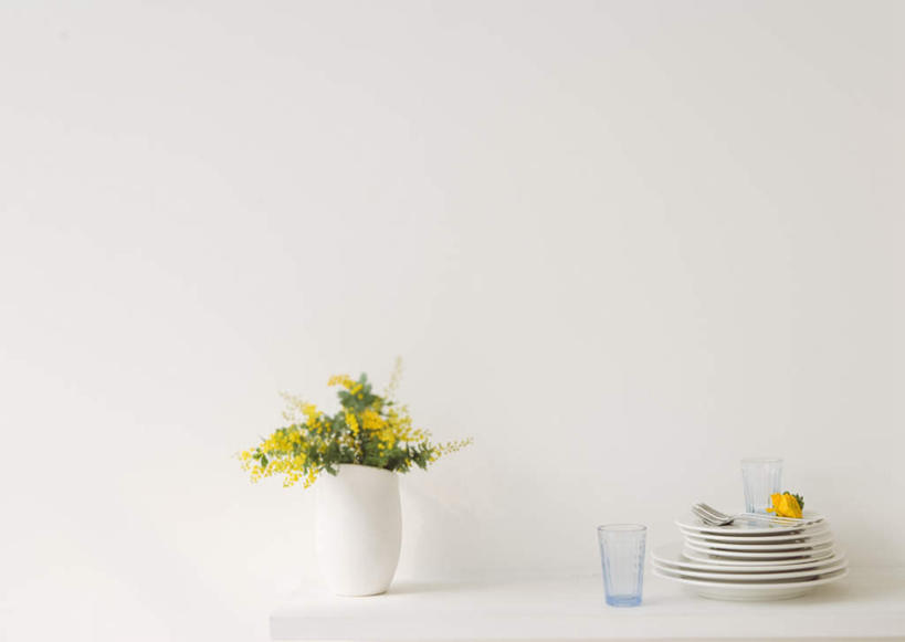 无人,横图,室内,特写,白天,白色背景,正面,桌面,桌子,含羞草,杯子,餐具,花瓶,阴影,盛开,反射,木制,碟子,盘,影子,陶瓷,陶瓷制品,花蕾,玻璃制品,花,花瓣,花朵,鲜花,一个,黄色,盘子,餐巾,木制品,瓶子,水杯,碟,花苞,花蕊,摄影,影棚,单个,保洁方巾,口布,玻璃杯,知羞草,怕丑草,感应草,彩图,影棚拍摄,拍摄