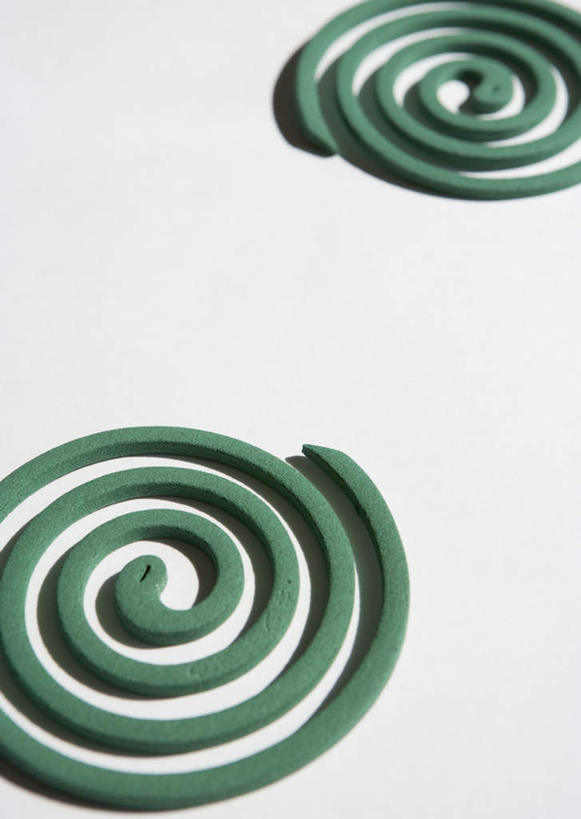 无人,竖图,俯视,室内,特写,白天,白色背景,静物,螺旋,蚊香,两个,绿色,摄影,影棚,盘香,彩图,高角度拍摄,影棚拍摄,拍摄,驱蚊物