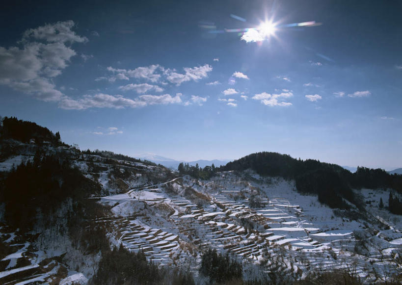 无人,家,木屋,农田,横图,俯视,室外,白天,旅游,度假,庄稼,梯田,农作物,美景,山,山脉,太阳,雪,大雪,长野县,日本,亚洲,阴影,曲折,弯曲,光线,影子,积雪,景观,山峰,雪景,云,云朵,冬季,冬天,山峦,云彩,娱乐,住宅,蓝色,白云,蓝天,天空,阳光,自然,群山,天,享受,休闲,景色,放松,寒冷,蜿蜒,晴朗,自然风光,东亚,本州,本州岛,日本国,中部地方,长野,严寒,县厅,晴空,彩图,高角度拍摄,镜头光晕,透镜闪耀,眩光,耕地,庄稼田,茅舍,茅屋,棚屋,小木屋,小屋,长野市