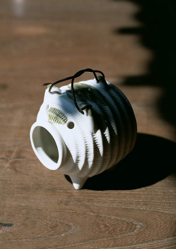 无人,竖图,俯视,室外,特写,白天,静物,阴影,日本文化,光线,蚊香猪,影子,蚊香架,塌塌米,榻榻米,文化,一个,阳光,单个,和风,叠席,彩图,高角度拍摄,蚊取豚,香薰器,小猪香炉,传统文化