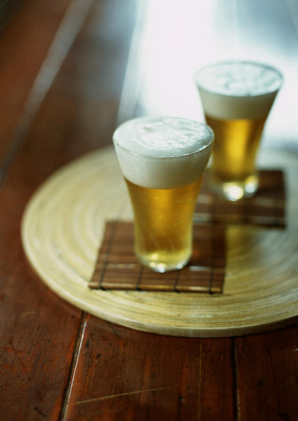 啤酒,无人,竖图,俯视,室内,特写,白天,地板,杯子,阴影,反射,影子,杯垫,地面,酒类,两杯,木地板,玻璃制品,酒,饮料,两个,酒杯,啤酒杯,垫子,玻璃杯,彩图,高角度拍摄