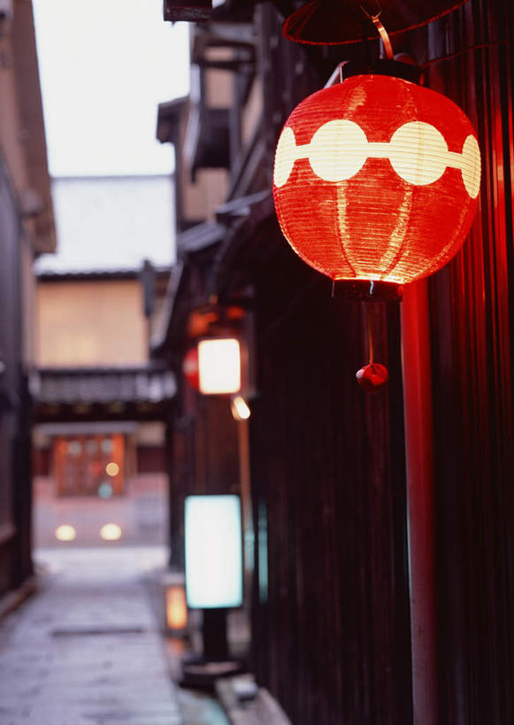 无人,家,商店,竖图,室外,白天,正面,照明,朦胧,模糊,日本文化,灯笼,纸灯笼,房屋,屋子,文化,商铺,楼房,住宅,灯具,日式,瓦房,照亮,照明设备,市肆,商号,彩图,房子,店铺,传统文化