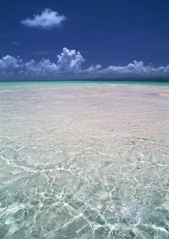 无人,竖图,室外,白天,正面,旅游,度假,海浪,海洋,美景,日本,亚洲,阴影,光线,影子,景观,浪花,水平线,云,云朵,辽阔,海平线,云彩,娱乐,冲绳,蓝色,白云,蓝天,天空,阳光,自然,海水,天,享受,休闲,广阔,景色,放松,晴朗,一望无际,冲绳县,自然风光,海景,东亚,琉球群岛,日本国,九州地方,八重山群岛,无边无际,一马平川,大海,风浪,海,海水的波动,近岸浪,涌浪,晴空,彩图,竹富町,八重山郡,水天相接,水天一线