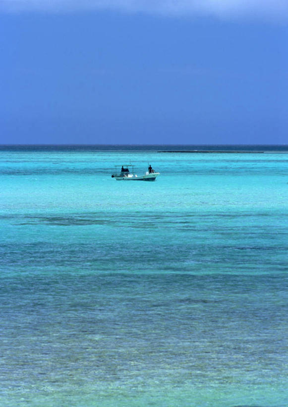 皮划艇,无人,竖图,室外,白天,正面,旅游,度假,海浪,海洋,美景,船,日本,亚洲,阴影,光线,影子,景观,浪花,水平线,辽阔,海平线,娱乐,冲绳,蓝色,蓝天,天空,阳光,自然,海水,交通工具,天,享受,休闲,广阔,景色,放松,晴朗,一望无际,冲绳县,自然风光,载具,海景,东亚,万里无云,琉球群岛,日本国,九州地方,宫古岛,宫古列岛,无边无际,一马平川,大海,风浪,海,海水的波动,近岸浪,涌浪,晴空,晴空万里,彩图,池间岛,水天相接,水天一线