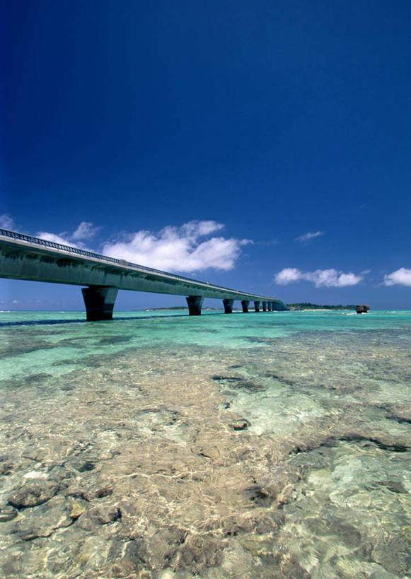 无人,码头,竖图,室外,白天,仰视,旅游,度假,海浪,海洋,礁石,石头,美景,沙滩,港口,日本,亚洲,阴影,光线,木板,沙子,石子,影子,海岸,景观,浪花,水平线,云,云朵,桥,辽阔,木桥,海平线,沙地,云彩,娱乐,冲绳,栈桥,蓝色,白云,蓝天,天空,阳光,自然,海水,天,享受,休闲,广阔,景色,放松,晴朗,人行桥,木板桥,一望无际,冲绳县,自然风光,海景,东亚,琉球群岛,日本国,九州地方,宫古岛,宫古列岛,无边无际,一马平川,大海,风浪,海,海水的波动,海滩,礁,近岸浪,石块,岩石,涌浪,晴空,彩图,低角度拍摄,摆渡口,埠头,渡口,渡头,港湾,海港,货运码头,口岸,商港,池间岛,水天相接,水天一线