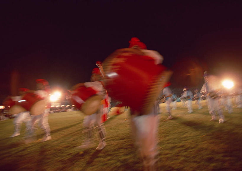 东方人,伙伴,朋友,站,横图,室外,夜晚,正面,民族服装,跳舞,友谊,合作,团队,草地,草坪,植物,路灯,照明,亚洲,阴影,服装,朦胧,模糊,光线,影子,灯光,鼓,乐器,许多人,注视,黄种人,灯,草,衣服,绿色,观察,看,站着,一群人,战略,服饰,观看,打击乐器,照亮,察看,衣着,照明设备,穿着,关注,舞姿,联合,合谋,衣饰,腰鼓,配合,协作,男人,男性,年轻男性,年轻女性,女人,女性,亚洲人,站立,半身,彩图,传统服装,民俗服,舞蹈