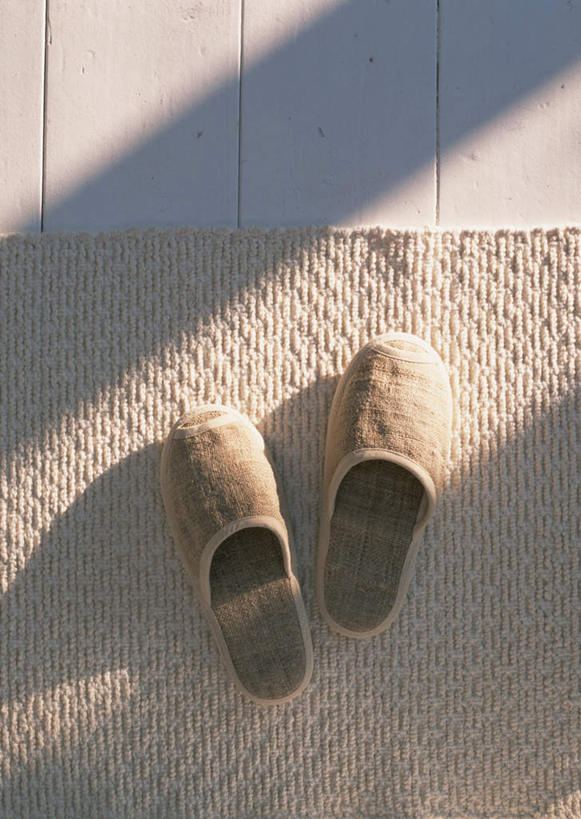 无人,竖图,俯视,室内,特写,白天,建材,地毯,建筑,静物,鞋子,阴影,装饰,编织,光线,材料,瓷砖,地砖,影子,手工艺品,织物,地面,两束,墙砖,白色,阳光,工艺品,拖鞋,建造,华丽,修饰,点缀,衬托,美观,雅致,雅观,彩图,高角度拍摄,墙面砖