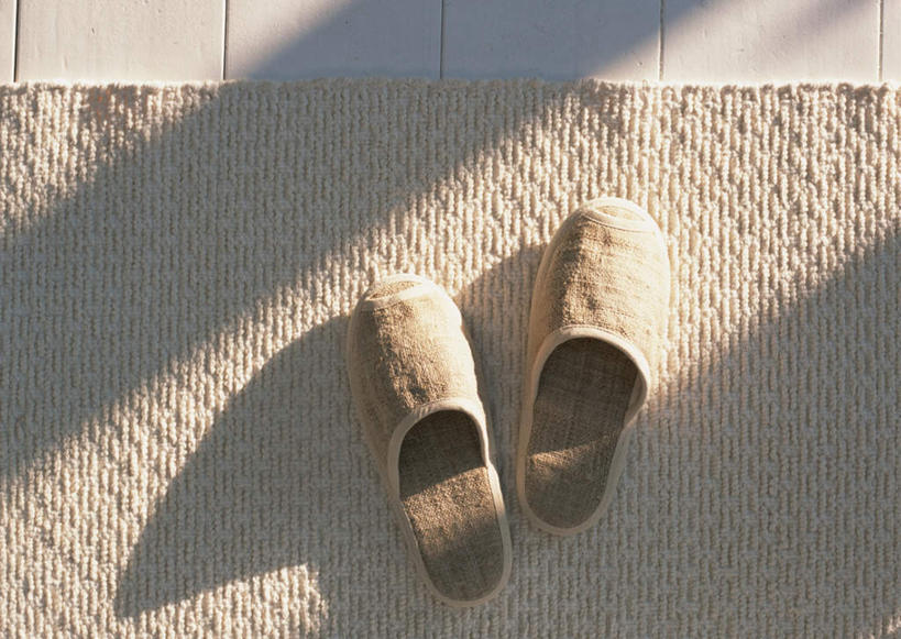 无人,横图,俯视,室内,特写,白天,建材,地毯,建筑,静物,鞋子,阴影,装饰,编织,光线,材料,瓷砖,地砖,影子,手工艺品,织物,地面,两束,墙砖,白色,阳光,工艺品,拖鞋,建造,华丽,修饰,点缀,衬托,美观,雅致,雅观,彩图,高角度拍摄,墙面砖