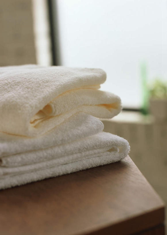 无人,竖图,室内,特写,白天,正面,窗户,静物,椅子,阴影,朦胧,模糊,反射,纺织物,影子,木椅,玻璃窗,毛巾,清洁,保暖,透气,防水,储水,耐磨,吸水,彩图