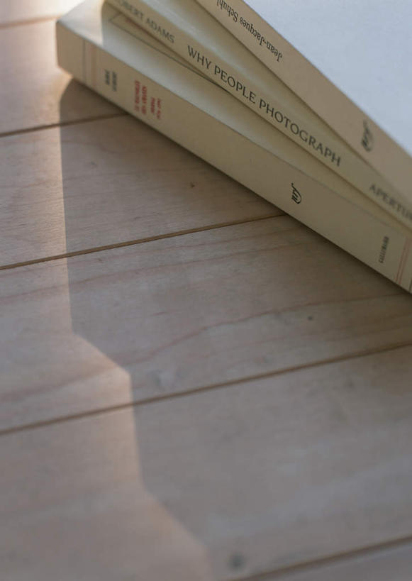 无人,竖图,俯视,室内,特写,白天,地板,静物,书籍,一排,阴影,整齐,反射,影子,地面,木地板,排列,三本,堆,队列,书,图书,彩图,高角度拍摄