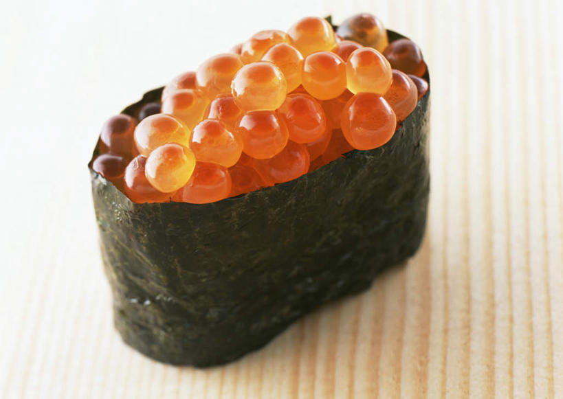 米饭,寿司,无人,横图,俯视,室内,特写,白天,烹饪,餐桌,桌子,蔬菜,阴影,新鲜,反射,木制,影子,海苔,鱼卵,日本料理,料理,食品,紫菜,饭,鱼籽,鲑鱼卵,菜肴,美食,食物,一个,木制品,日式料理,日式,佳肴,有机食品,绿色食品,单个,餐台,五谷,醋饭,四喜饭,彩图,高角度拍摄,条斑紫菜