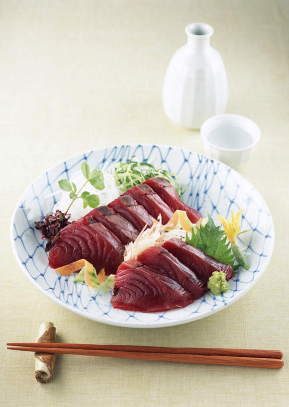 面食,面条,清酒,生鱼片,芥末,无人,竖图,俯视,室内,特写,白天,烹饪,餐桌,筷子,桌子,蔬菜,餐具,一排,一双,许多,阴影,新鲜,整齐,反射,碟子,盘,影子,陶瓷,面,肉,鱼肉,日本料理,鱼片,料理,食品,筷架,陶瓷制品,鲣鱼,酒类,筷枕,文化,传统,粉丝,菜肴,美食,肉类,酒,酒瓶,食物,饮料,排列,盘子,瓶子,碟,日式料理,日式,佳肴,有机食品,绿色食品,餐台,礼节,筷子架,队列,礼仪,肉食,山葵,泽山葵,溪山葵,芥子末,山嵛菜,芥辣粉,哇沙比,辣根,小金枪鱼,炸弹鱼,沙西米,柴鱼,鲣节,冬粉,进餐用具,彩图,高角度拍摄,刺身