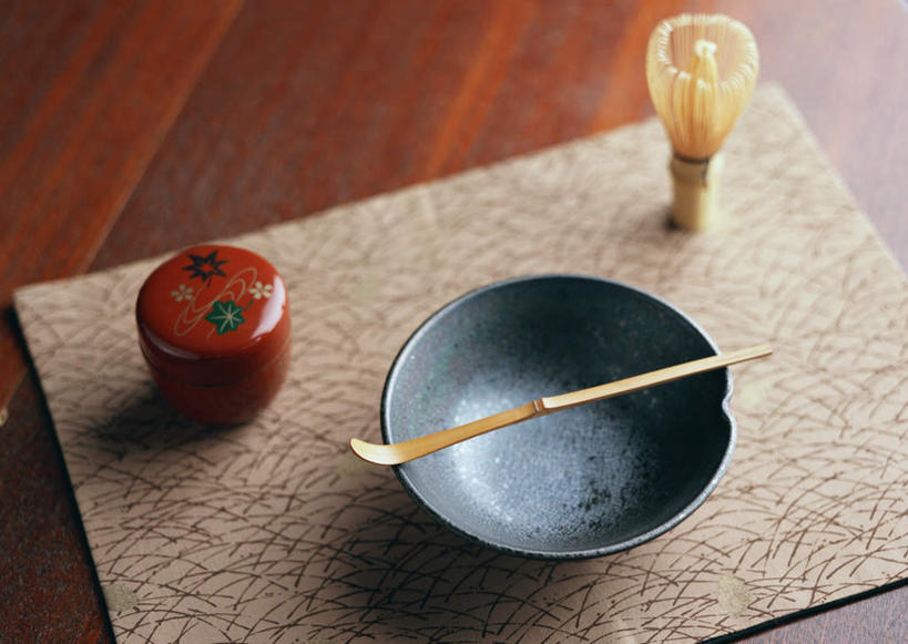 无人,横图,俯视,室内,特写,白天,地板,静物,杯子,蜡烛,阴影,反射,光线,火焰,影子,烛光,勺子,陶瓷,陶瓷制品,地面,燃烧,茶勺,木地板,红色,茶具,容器,水杯,碗,点燃,储藏,茶筅,储存,茶叶搅拌器,茶杯,彩图,高角度拍摄,贮存