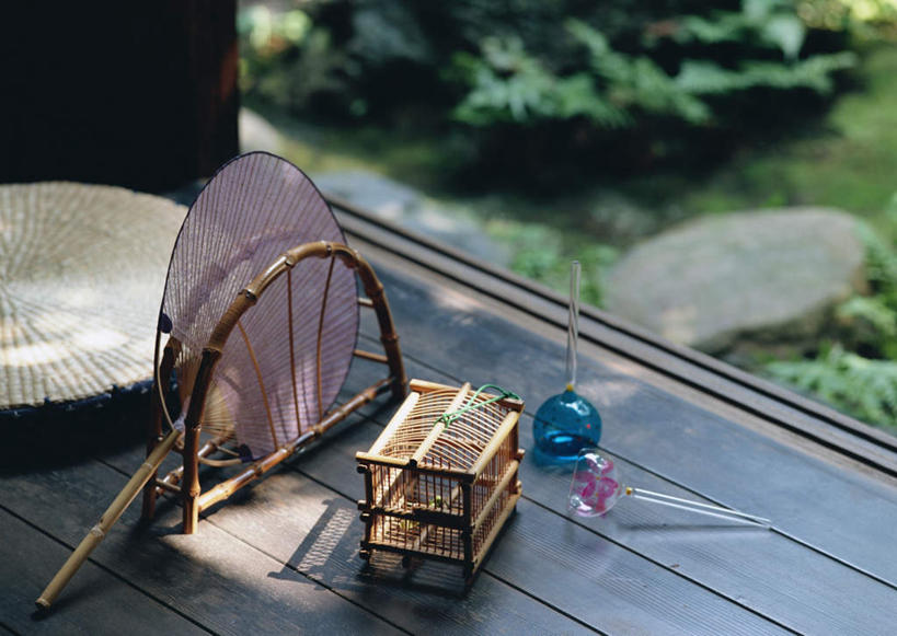 无人,横图,俯视,室内,特写,白天,幸福,运气,草地,草坪,石头,植物,地板,风铃,一把,朦胧,模糊,扇子,石子,地面,清凉,凉爽,文化,木地板,架子,蒲团,草,绿色,祈祷,祈福,警示,许愿,祈求,吉祥,平和,问候,警惕,思念,想念,玉振,蒲墩,圆座,幸运,占风铎,石块,岩石,彩图,高角度拍摄,和风扇,和风扇子,凉扇,传统文化