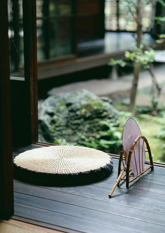 无人,竖图,俯视,室内,特写,白天,草地,草坪,植物,地板,门,拉门,朦胧,模糊,扇子,地面,清凉,凉爽,文化,移门,木地板,架子,蒲团,草,树,树木,绿色,自然,生长,成长,障子,纸门,拉窗,纸拉窗,纸拉门,蒲墩,圆座,彩图,高角度拍摄,和风扇,和风扇子,凉扇,传统文化