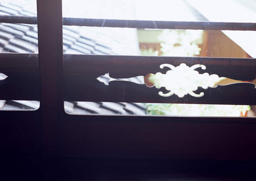 无人,家,栏杆,横图,俯视,室内,特写,白天,雕塑,阴影,朦胧,模糊,艺术,装饰,光线,雕刻,雕像,扶手,影子,房屋,屋子,护栏,楼房,住宅,阳光,工艺品,瓦房,纪念,美术,主题,陈列,功能,美学,彩图,高角度拍摄,房子