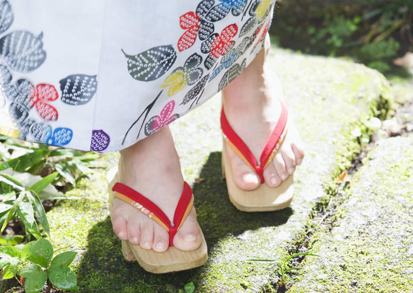 东方人,腿部,脚,脚趾,脚趾甲,腿,一个人,站,横图,俯视,室外,特写,白天,民族服装,草地,石头,植物,鞋子,叶子,亚洲,仅一个年轻女性,仅一个女性,仅一个人,阴影,和服,光线,石子,影子,青苔,绿叶,苔藓,黄种人,木屐,草,红色,绿色,阳光,站着,嫩叶,服饰,木鞋,吴服,唐草,唐花,唐锦,年轻女性,女人,女性,亚洲人,脚指甲,叶,叶片,石块,岩石,站立,半身,彩图,高角度拍摄,传统服装,民俗服,人字拖,人字拖鞋