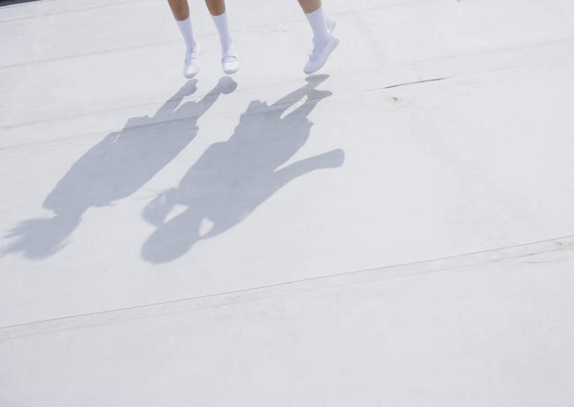 东方人,两个人,伙伴,朋友,站,横图,俯视,室外,白天,友谊,鞋子,亚洲,阴影,光线,影子,地面,黄种人,袜子,白色,阳光,站着,同学,帆布鞋,休闲鞋,长袜,校友,长筒袜,同窗,学友,长统袜,友情,年轻女性,女人,女性,亚洲人,站立,半身,彩图,高角度拍摄