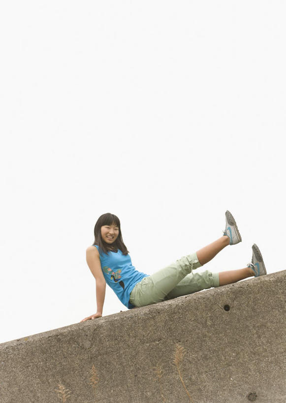 东方人,一个人,坐,笑,微笑,露齿笑,竖图,室外,白天,仰视,石头,亚洲,仅一个年轻女性,仅一个女性,仅一个人,服装,石子,墙,注视,休闲装,黄种人,堤坝,墙壁,墙面,衣服,蓝色,天空,天,观察,看,休闲,休闲服,服饰,观看,察看,关注,年轻女性,女人,女性,亚洲人,石块,岩石,坐着,彩图,低角度拍摄,全身,防洪堤