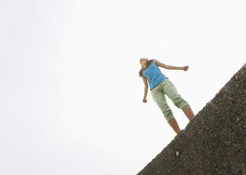 东方人,一个人,站,伸展双臂,横图,室外,白天,仰视,石头,亚洲,仅一个年轻女性,仅一个女性,仅一个人,服装,石子,墙,休闲装,黄种人,堤坝,墙壁,墙面,衣服,蓝色,天空,天,站着,休闲,休闲服,服饰,年轻女性,女人,女性,亚洲人,石块,岩石,敞开双臂,伸开双臂,抬头,仰头,展开双肩,站立,张开手臂,张开双臂,彩图,低角度拍摄,全身,防洪堤