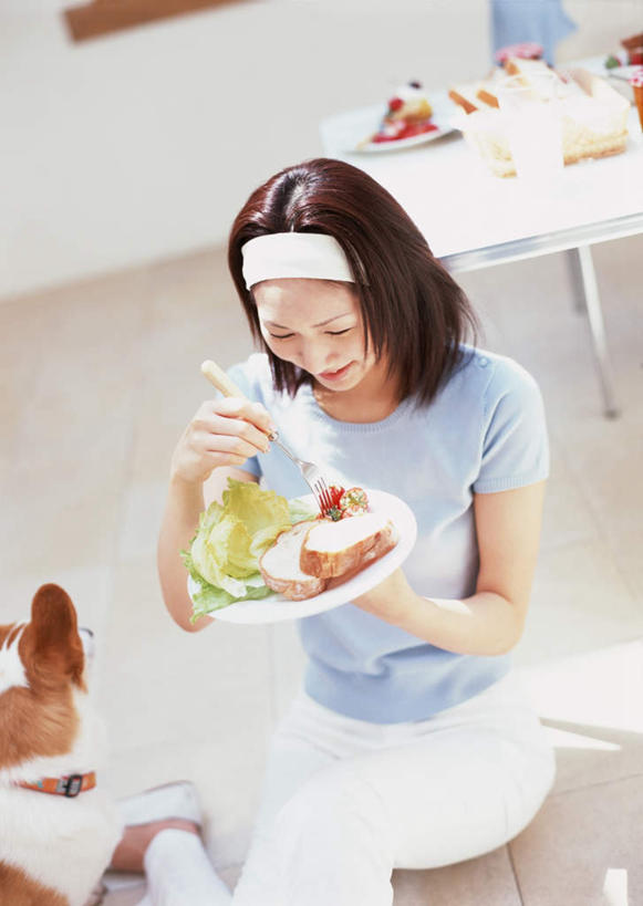 点心,面包,东方人,一个人,跪,笑,微笑,露齿笑,竖图,俯视,室内,白天,餐桌,桌子,宠物,狗,蔬菜,西红柿,餐具,亚洲,仅一个年轻女性,仅一个女性,仅一个人,握,服装,朦胧,模糊,新鲜,碟子,盘,束发带,墙,生食,蔬菜沙拉,沙拉,食品,面点,拿,柯基犬,威尔士柯基犬,拿着,注视,休闲装,黄种人,吐司,色拉,沙律,墙壁,墙面,食物,糕点,一只,衣服,白色,动物,盘子,碟,果酱,观察,看,休闲,休闲服,可爱,握着,服饰,有机食品,绿色食品,牧羊犬,餐台,观看,色拉酱,法式面包,察看,关注,千岛酱,吐司面包,忠诚,果子酱,卡迪根威尔士柯基犬,年轻女性,女人,女性,亚洲人,犬,洋柿子,柑仔蜜,番茄,臭柿,跪着,半身,彩图,高角度拍摄,多士,听型面包,六月柿,喜报三元