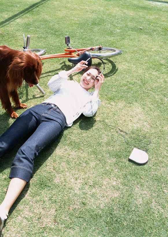 东方人,一个人,躺,笑,微笑,露齿笑,竖图,俯视,室外,白天,陶醉,快乐,满意,幸福,草地,草坪,植物,自行车,宠物,狗,亚洲,仅一个年轻女性,仅一个女性,仅一个人,一辆,握,阴影,服装,光线,影子,音响,音乐,拿,音乐播放器,拿着,注视,休闲装,黄种人,娱乐,车,脚踏车,草,一只,衣服,绿色,阳光,动物,耳机,随身听,交通工具,观察,看,享受,休闲,休闲服,放松,可爱,握着,服饰,观看,察看,舒适,享乐,关注,载具,忠诚,英国蹲猎犬,英国塞特犬,英国雪达犬,蹲猎犬,塞特犬,雪达犬,卧着,CD机,年轻女性,女人,女性,亚洲人,犬,躺着,卧,半身,彩图,高角度拍摄,cd播放机,激光唱机,镭射唱机,播放器,沉醉