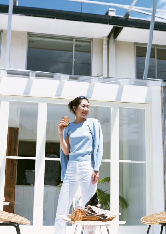 果汁,东方人,一个人,站,笑,微笑,露齿笑,竖图,室外,白天,仰视,阅读,植物,窗户,落地窗,桌子,宠物,狗,报纸,杯子,亚洲,仅一个年轻女性,仅一个女性,仅一个人,握,学习,阴影,服装,光线,木制,墨镜,盆栽,眼镜,影子,橙汁,盆景,饮品,拿,茶几,拿着,注视,休闲装,黄种人,蝶耳犬,蝴蝶犬,玻璃窗,玻璃制品,饮料,一只,衣服,绿色,阳光,自然,动物,木制品,水杯,太阳镜,太阳眼镜,观察,看,站着,休闲,休闲服,遮阳镜,可爱,浏览,握着,服饰,生长,成长,观看,察看,甜橙,关注,可口,忠诚,巴比伦犬,适口,年轻女性,女人,女性,亚洲人,玻璃杯,犬,橙子,橙,站立,半身,彩图,低角度拍摄,鹄壳,黄橙,黄果,金橙,金环,金球,糖橙