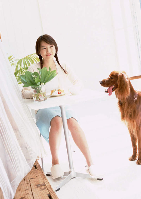 东方人,一个人,坐,笑,微笑,竖图,室内,白天,正面,植物,桌面,桌子,宠物,狗,椅子,亚洲,仅一个年轻女性,仅一个女性,仅一个人,服装,朦胧,模糊,木制,盆栽,木椅,墙,盆景,注视,休闲装,黄种人,墙壁,墙面,一只,衣服,绿色,白色,自然,动物,木制品,观察,看,休闲,休闲服,可爱,服饰,生长,成长,观看,察看,关注,忠诚,塞特犬,雪达犬,爱尔兰塞特犬,爱尔兰雪达犬,年轻女性,女人,女性,亚洲人,犬,坐着,彩图,全身