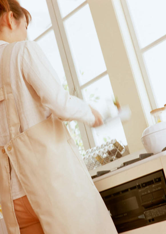 东方人,一个人,站,竖图,室内,白天,烹饪,厨房,窗户,餐具,厨具,金属制品,亚洲,仅一个年轻女性,仅一个女性,仅一个人,握,服装,金属,电器,碟子,锅子,盘,围裙,拿,锅铲,拿着,休闲装,黄种人,锅,玻璃窗,背面,衣服,盘子,碟,站着,休闲,休闲服,握着,服饰,锅具,灶具,家电,家用电器,燃气灶,电饭锅,电饭煲,炊具,烹饪用具,电锅,燃气具,年轻女性,女人,女性,亚洲人,烹调用具,烹调,站立,半身,彩图,灶间,小家电