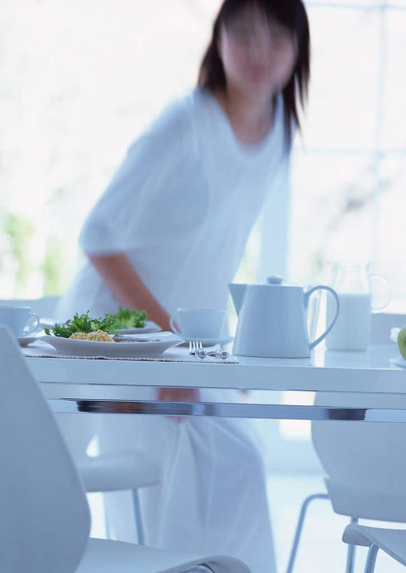 东方人,一个人,站,竖图,室内,白天,正面,餐桌,桌子,蔬菜,杯子,餐具,椅子,亚洲,仅一个年轻女性,仅一个女性,仅一个人,弯腰,握,服装,朦胧,模糊,新鲜,碟子,盘,陶瓷,木椅,生菜,莴苣,蛋,鸡蛋,香肠,食品,陶瓷制品,腊肠,拿,炒鸡蛋,拿着,注视,休闲装,黄种人,食物,衣服,白色,盘子,容器,水杯,碟,碗,观察,看,站着,休闲,休闲服,握着,服饰,有机食品,绿色食品,餐台,观看,储藏,察看,储存,关注,草鸡蛋,弯身,春菜,鹅仔菜,莴仔菜,千金菜,卵,叶用莴苣,年轻女性,女人,女性,亚洲人,茶杯,站立,半身,彩图,贮存