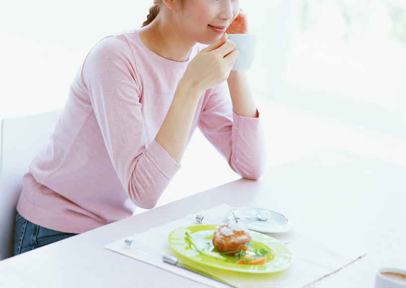 点心,咖啡,东方人,一个人,坐,笑,微笑,横图,室内,白天,侧面,幸福,餐桌,桌子,杯子,餐具,亚洲,仅一个年轻女性,仅一个女性,仅一个人,撑,喝,握,服装,瓷器,碟子,盘,食品,泡芙,甜点,甜品,咖啡杯,陶瓷制品,拿,拿着,托腮,休闲装,黄种人,娱乐,食物,糕点,饮料,衣服,盘子,碟,甜食,托,享受,休闲,温馨,休闲服,放松,乐趣,握着,服饰,餐台,提神,舒适,托下巴,瓷杯,醒脑,软饮料,年轻女性,女人,女性,亚洲人,坐着,半身,彩图