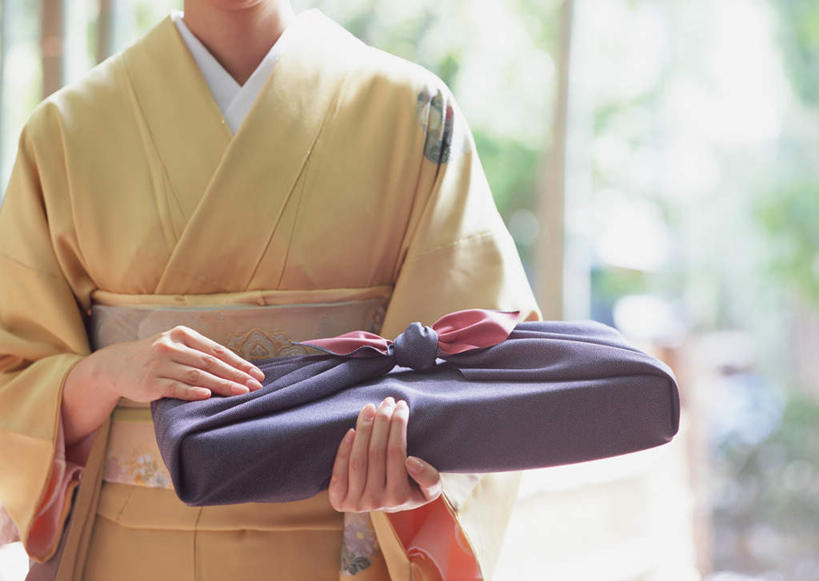 东方人,一个人,站,捧,横图,室外,白天,正面,民族服装,植物,亚洲,仅一个女性,仅一个人,花纹,和服,朦胧,模糊,布,图案,食盒,布纹,黄种人,盒子,树,树木,绿色,自然,容器,站着,仅一个中年女性,服饰,生长,成长,储藏,布匹,储存,吴服,唐草,唐花,唐锦,女人,女性,中年女性,亚洲人,端,端着,捧着,手捧,站立,半身,彩图,传统服装,民俗服,贮存