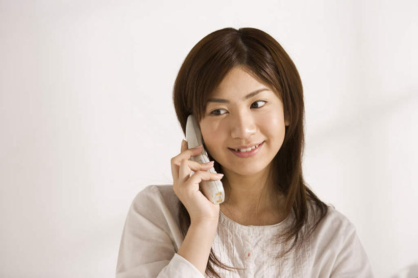 东方人,手,一个人,站,笑,打电话,微笑,露齿笑,横图,室内,白天,正面,电话,亚洲,仅一个年轻女性,仅一个女性,仅一个人,握,阴影,反射,影子,墙,注视,黄种人,通讯设备,墙壁,墙面,一个,白色,话筒,观察,看,站着,手部,握着,单个,观看,单手,无绳电话,察看,固定电话,关注,交流,年轻女性,女人,女性,亚洲人,电话机,沟通,通话,站立,半身,彩图