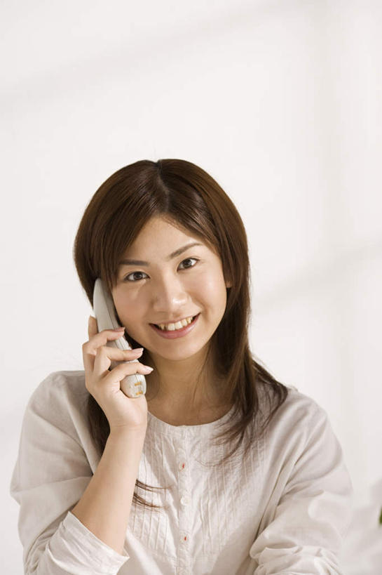 东方人,手,一个人,站,笑,打电话,微笑,露齿笑,竖图,室内,白天,正面,电话,亚洲,仅一个年轻女性,仅一个女性,仅一个人,握,阴影,反射,影子,墙,注视,黄种人,通讯设备,墙壁,墙面,一个,白色,话筒,观察,看,站着,手部,握着,单个,观看,单手,无绳电话,察看,固定电话,关注,交流,年轻女性,女人,女性,亚洲人,电话机,沟通,通话,站立,半身,彩图