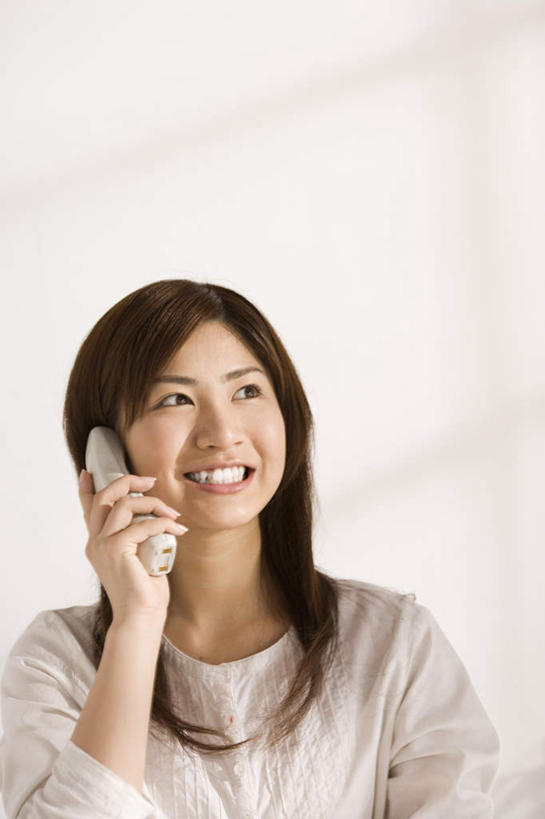 东方人,手,一个人,站,笑,打电话,微笑,露齿笑,竖图,室内,白天,白色背景,正面,电话,亚洲,仅一个年轻女性,仅一个女性,仅一个人,握,阴影,反射,影子,墙,扭头,注视,黄种人,通讯设备,墙壁,墙面,一个,白色,话筒,观察,看,站着,转头,手部,握着,摄影,影棚,单个,观看,单手,无绳电话,察看,固定电话,关注,交流,年轻女性,女人,女性,亚洲人,电话机,沟通,通话,站立,半身,彩图,影棚拍摄,拍摄