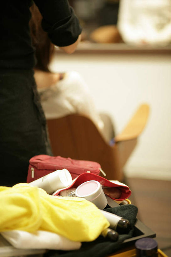 东方人,两个人,理发师,商店,站,坐,竖图,室内,白天,美发,镜子,亚洲,握,服装,朦胧,模糊,墙,休闲装,黄种人,商铺,顾客,墙壁,墙面,背面,衣服,白色,手套,站着,享受,休闲,休闲服,放松,握着,服饰,理发店,镜像,镜面,塑形,美发店,发胶,美容店,市肆,商号,主顾,男人,男性,年轻女性,女人,女性,中年男性,亚洲人,发型师,理发员,美发师,站立,坐着,半身,彩图,店铺,喷发定形剂