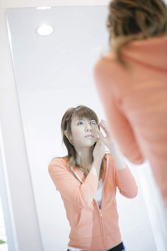 东方人,一个人,站,竖图,室内,白天,化妆,美容,时尚,镜子,卫生间,浴室,亚洲,仅一个年轻女性,仅一个女性,仅一个人,护肤,握,阴影,服装,朦胧,模糊,反射,影子,注视,休闲装,黄种人,一个,背面,衣服,彩妆,化妆镜,观察,看,站着,保养,享受,休闲,休闲服,橙色,连帽衫,睫毛夹,放松,握着,保健,服饰,单个,观看,镜像,察看,美容工具,镜面,关注,帽衫,养颜,化妆工具,光学,年轻女性,女人,女性,亚洲人,淋浴房,站立,半身,彩图,冲凉房,沐浴间,沐浴室