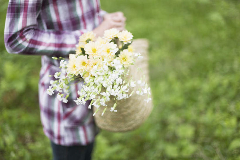东方人,一个人,站,横图,俯视,室外,白天,衬衫,草地,草坪,美景,植物,亚洲,仅一个年轻女性,仅一个女性,仅一个人,阴影,服装,朦胧,模糊,盛开,光线,包,影子,景观,花蕾,拎,休闲装,黄种人,草,花,花瓣,花朵,鲜花,一个,衣服,黄色,绿色,阳光,自然,花苞,花蕊,站着,休闲,休闲服,景色,服饰,单个,单肩包,自然风光,年轻女性,女人,女性,亚洲人,站立,半身,彩图,高角度拍摄,衬衣,草编包,拎着