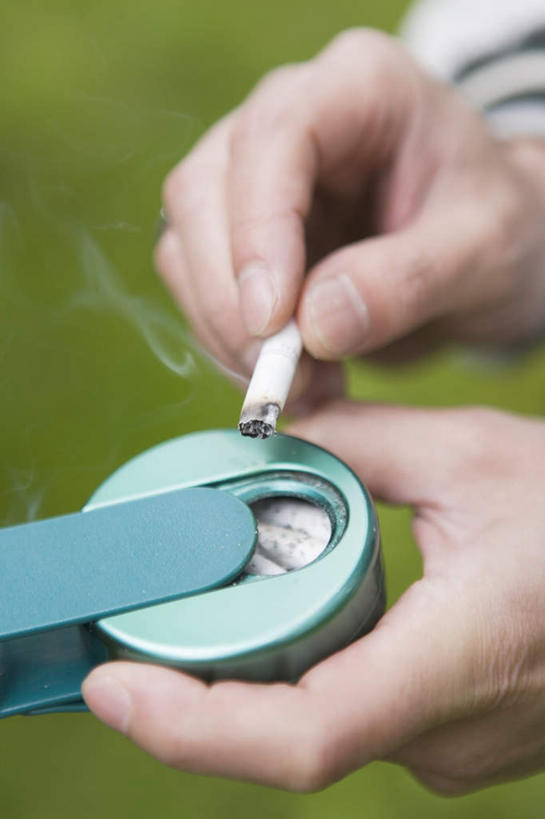 东方人,手,一个人,站,竖图,室外,特写,白天,正面,草地,草坪,植物,香烟,亚洲,双手,仅一个男性,仅一个人,仅一个中年男性,握,阴影,服装,朦胧,模糊,光线,影子,塑料,休闲装,黄种人,草,一个,衣服,绿色,阳光,塑料制品,站着,休闲,手部,休闲服,烟,握着,服饰,单个,烟灰缸,烟碟,烟盅,男人,男性,中年男性,亚洲人,卷烟,烟草,纸烟,烟缸,站立,半身,彩图