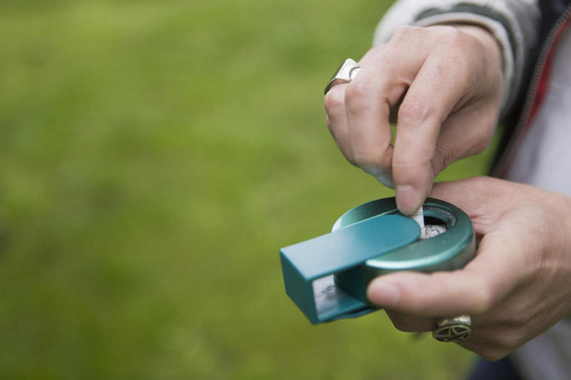 东方人,手,一个人,站,横图,室外,特写,白天,正面,爱情,草地,草坪,植物,香烟,亚洲,双手,仅一个男性,仅一个人,仅一个中年男性,握,阴影,服装,朦胧,模糊,光线,影子,塑料,浪漫,休闲装,黄种人,装饰品,草,一个,衣服,绿色,阳光,戒指,饰品,首饰,塑料制品,站着,休闲,手部,休闲服,烟,恩爱,握着,服饰,单个,烟灰缸,信物,权利,烟碟,烟盅,手饰,男人,男性,中年男性,亚洲人,卷烟,烟草,纸烟,烟缸,站立,半身,彩图