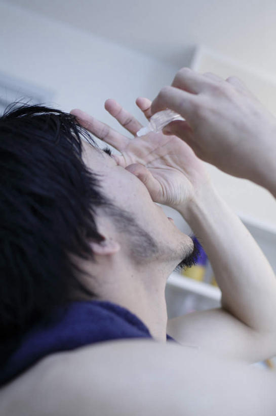 东方人,一个人,站,竖图,室内,白天,仰视,亚洲,仅一个男性,仅一个人,握,服装,朦胧,模糊,背心,药剂,拿,拿着,黄种人,仅一个年轻男性,衣服,蓝色,瓶子,塑料制品,站着,塑料瓶,治疗,握着,保健,服饰,药物,医疗,衣着,穿着,预防,眼药水,衣饰,男人,男性,年轻男性,亚洲人,抬头,仰头,站立,半身,彩图,低角度拍摄