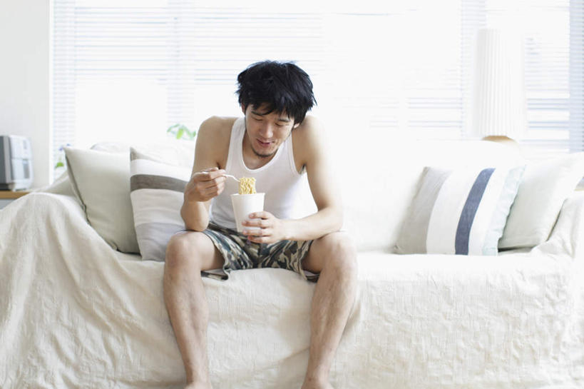 面食,面条,东方人,一个人,客厅,坐,吃,横图,室内,白天,正面,窗户,靠垫,沙发,杯子,餐具,亚洲,仅一个男性,仅一个人,握,服装,背心,叉子,墙,面,靠枕,拿,拿着,注视,黄种人,拉面,玻璃窗,墙壁,墙面,仅一个年轻男性,衣服,白色,纸制品,垫子,枕头,低头,观察,看,握着,服饰,观看,纸杯,察看,起居室,衣着,穿着,关注,杯面,布艺沙发,餐叉,日本拉面,衣饰,客堂,男人,男性,年轻男性,亚洲人,进餐用具,嚼,食,坐着,半身,彩图,日本杯面