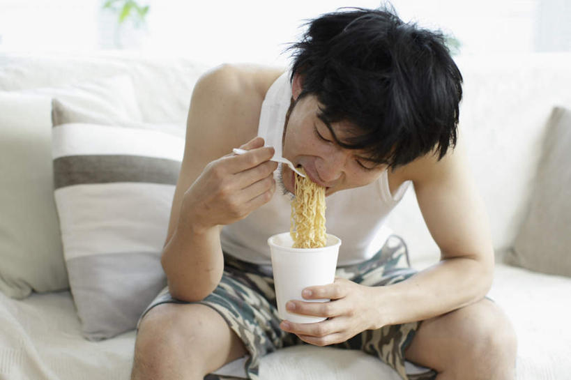 面食,面条,东方人,一个人,客厅,坐,吃,横图,室内,白天,正面,窗户,靠垫,沙发,杯子,餐具,亚洲,仅一个男性,仅一个人,握,服装,背心,叉子,墙,面,靠枕,拿,拿着,注视,黄种人,拉面,玻璃窗,墙壁,墙面,仅一个年轻男性,衣服,白色,纸制品,垫子,枕头,低头,观察,看,握着,服饰,观看,纸杯,察看,起居室,衣着,穿着,关注,杯面,布艺沙发,餐叉,日本拉面,衣饰,客堂,男人,男性,年轻男性,亚洲人,进餐用具,嚼,食,坐着,半身,彩图,日本杯面