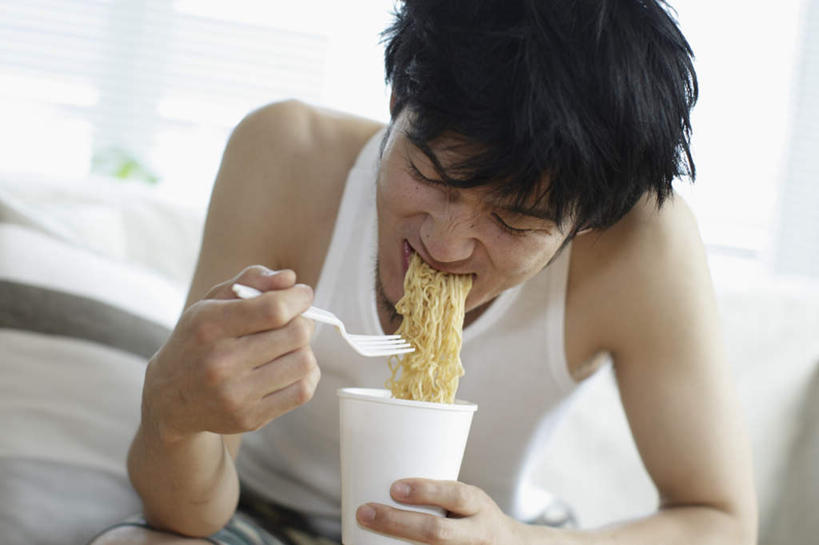 面食,面条,东方人,一个人,客厅,坐,吃,横图,室内,白天,正面,窗户,靠垫,沙发,杯子,餐具,亚洲,仅一个男性,仅一个人,握,服装,背心,叉子,墙,面,靠枕,拿,拿着,注视,黄种人,拉面,玻璃窗,墙壁,墙面,仅一个年轻男性,衣服,白色,纸制品,垫子,枕头,低头,观察,看,握着,服饰,观看,纸杯,察看,起居室,衣着,穿着,关注,杯面,布艺沙发,餐叉,日本拉面,衣饰,客堂,男人,男性,年轻男性,亚洲人,进餐用具,嚼,食,坐着,半身,彩图,日本杯面